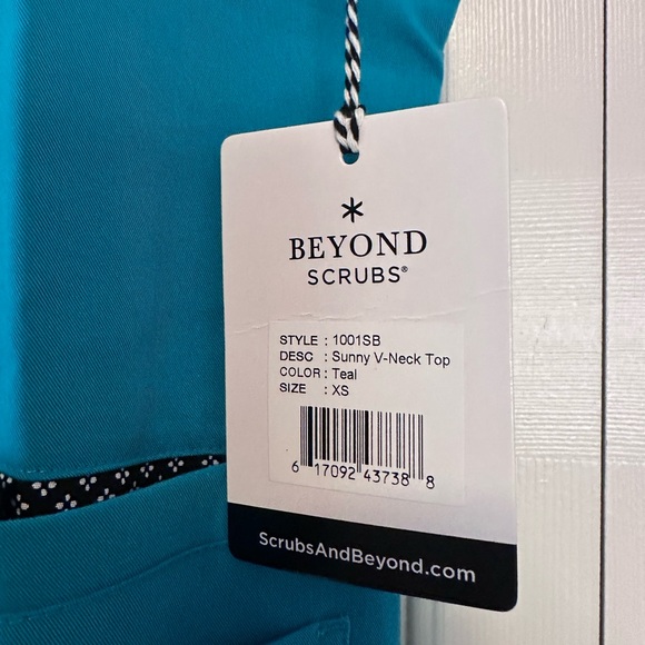 NEW with tags Beyond Scrubs Teal V-Neck Scrub Top - Picture 2 of 5